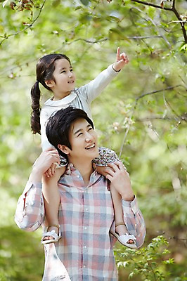 포토 JPG 주간 나무 식물 라이프스타일 공원 여자 남자 딸 행복 어린이 가족 모션 함께함 서기 미소 사람 동양인 손짓 소녀 상반신 성인 야외 두명 30대 소풍 화목 산책 한국인 가리킴 가족라이프 목말 아빠 승차 부녀 국내포토 자연요소 공공시설 감정 컨셉 관계 휴식 표정 인종 생활 장년 야외활동 파일형식