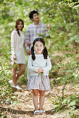포토 JPG 주간 전신 라이프스타일 공원 여자 남자 딸 행복 어린이 가족 모션 엄마 함께함 서기 미소 사람 동양인 소녀 성인 야외 앞모습 아웃포커스 세명 30대 소풍 화목 산책 한국인 가족라이프 풀 아빠 국내포토 자연요소 식물 공공시설 감정 뷰포인트 컨셉 관계 휴식 촬영기법 표정 인종 생활 장년 야외활동 파일형식