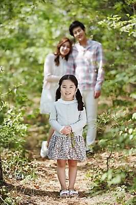 포토 JPG 주간 식물 라이프스타일 공원 여자 남자 딸 행복 어린이 가족 모션 엄마 함께함 서기 미소 사람 동양인 소녀 성인 야외 앞모습 아웃포커스 세명 30대 소풍 화목 산책 한국인 가족라이프 풀 아빠 국내포토 자연요소 공공시설 감정 뷰포인트 컨셉 관계 휴식 촬영기법 표정 인종 생활 장년 야외활동 파일형식