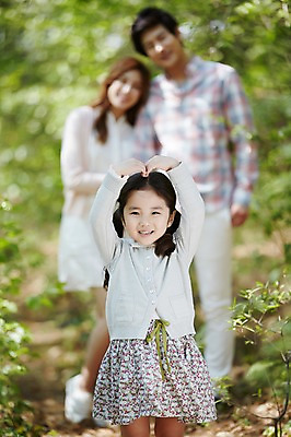 포토 JPG 주간 식물 라이프스타일 여자 남자 딸 행복 어린이 가족 모션 엄마 함께함 서기 미소 사람 동양인 손짓 소녀 상반신 성인 야외 앞모습 아웃포커스 세명 30대 화목 산책 한국인 하트 가족라이프 풀 아빠 국내포토 자연요소 모양 감정 뷰포인트 컨셉 관계 휴식 촬영기법 표정 인종 생활 장년 파일형식