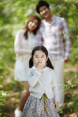 포토 JPG 주간 식물 라이프스타일 공원 여자 남자 딸 행복 어린이 가족 모션 엄마 함께함 서기 미소 사람 동양인 손짓 소녀 상반신 성인 야외 앞모습 아웃포커스 세명 30대 소풍 화목 산책 한국인 가족라이프 풀 아빠 쉿 국내포토 자연요소 공공시설 감정 뷰포인트 컨셉 관계 휴식 촬영기법 표정 인종 생활 장년 야외활동 조용 파일형식