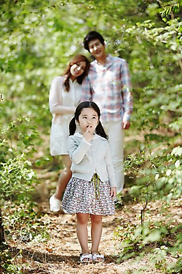 포토 JPG 주간 전신 라이프스타일 공원 여자 남자 딸 행복 어린이 가족 모션 엄마 함께함 서기 미소 사람 동양인 손짓 소녀 성인 야외 앞모습 아웃포커스 세명 30대 소풍 화목 산책 한국인 가족라이프 풀 아빠 쉿 국내포토 자연요소 식물 공공시설 감정 뷰포인트 컨셉 관계 휴식 촬영기법 표정 인종 생활 장년 야외활동 조용 파일형식