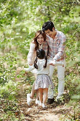 포토 JPG 주간 전신 식물 라이프스타일 공원 여자 남자 딸 행복 어린이 가족 모션 엄마 함께함 서기 미소 사람 동양인 소녀 성인 야외 앞모습 뒷모습 세명 30대 달리기 소풍 화목 산책 한국인 가족라이프 풀 아빠 국내포토 자연요소 공공시설 감정 뷰포인트 컨셉 관계 휴식 표정 인종 생활 장년 야외활동 파일형식