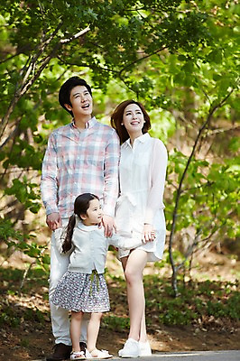 포토 JPG 주간 전신 나무 식물 라이프스타일 응시 공원 여자 남자 딸 행복 어린이 가족 모션 엄마 함께함 서기 미소 사람 동양인 소녀 성인 야외 앞모습 세명 30대 소풍 화목 산책 한국인 가족라이프 아빠 국내포토 자연요소 시선 공공시설 감정 뷰포인트 컨셉 관계 휴식 표정 인종 생활 장년 야외활동 파일형식