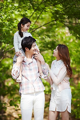 포토 JPG 주간 전신 나무 식물 라이프스타일 공원 여자 남자 딸 행복 어린이 가족 모션 엄마 함께함 서기 미소 사람 동양인 소녀 상반신 성인 야외 앞모습 세명 30대 소풍 화목 산책 한국인 잡기 가족라이프 목말 아빠 승차 국내포토 자연요소 공공시설 감정 뷰포인트 컨셉 관계 휴식 표정 인종 생활 장년 야외활동 파일형식