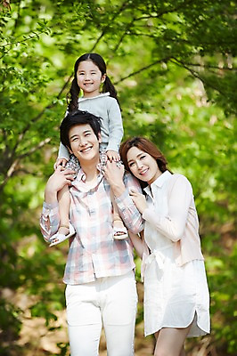 포토 JPG 주간 전신 라이프스타일 공원 여자 남자 딸 행복 어린이 가족 모션 엄마 함께함 서기 미소 사람 동양인 소녀 상반신 성인 야외 앞모습 세명 30대 소풍 화목 산책 한국인 가족라이프 목말 아빠 승차 국내포토 자연요소 공공시설 감정 뷰포인트 컨셉 관계 휴식 표정 인종 생활 장년 야외활동 파일형식