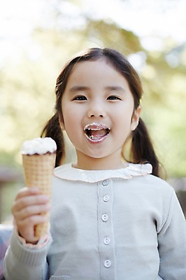 포토 JPG 주간 라이프스타일 공원 여자 어린이라이프 어린이 모션 휴식 아이스크림 한명 서기 미소 들기 사람 동양인 소녀 상반신 야외 앞모습 소풍 산책 한국인 먹기 여자만 여자한명만 어린이만 소녀만 소녀한명만 국내포토 자연요소 1 공공시설 뷰포인트 컨셉 디저트 표정 인종 생활 야외활동 파일형식