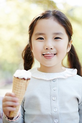 포토 JPG 주간 라이프스타일 공원 여자 어린이라이프 어린이 모션 휴식 아이스크림 한명 서기 미소 들기 사람 동양인 소녀 상반신 야외 앞모습 소풍 산책 한국인 먹기 여자만 여자한명만 어린이만 소녀만 소녀한명만 국내포토 자연요소 1 공공시설 뷰포인트 컨셉 디저트 표정 인종 생활 야외활동 파일형식