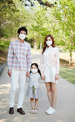 포토 JPG 주간 전신 나무 식물 라이프스타일 공원 여자 남자 딸 행복 어린이 가족 모션 엄마 함께함 마스크 서기 미소 사람 동양인 소녀 성인 야외 앞모습 세명 30대 소풍 손잡기 화목 산책 한국인 가족라이프 아빠 황사 코로나바이러스 국내포토 자연요소 공공시설 감정 뷰포인트 컨셉 관계 휴식 표정 인종 생활 장년 야외활동 바이러스 먼지 파일형식