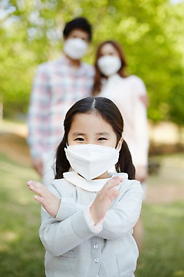 포토 JPG 주간 라이프스타일 공원 여자 남자 딸 행복 어린이 가족 모션 엄마 함께함 마스크 서기 사람 동양인 손짓 소녀 상반신 성인 야외 앞모습 세명 30대 소풍 화목 산책 한국인 금지 가족라이프 아빠 X 아니오 황사 코로나바이러스 국내포토 자연요소 알파벳 공공시설 감정 뷰포인트 컨셉 관계 휴식 인종 생활 장년 야외활동 바이러스 먼지 파일형식