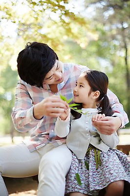 포토 JPG 주간 식물 라이프스타일 공원 여자 남자 딸 행복 어린이 가족 모션 함께함 미소 들기 사람 앉기 동양인 소녀 상반신 성인 야외 두명 앞모습 30대 소풍 마주보기 화목 산책 한국인 가족라이프 풀 아빠 부녀 국내포토 자연요소 공공시설 감정 뷰포인트 컨셉 관계 휴식 표정 인종 생활 장년 야외활동 파일형식