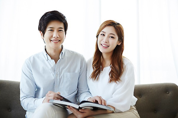포토 JPG 스튜디오촬영 라이프스타일 부부 여자 남자 모션 실내 미소 들기 사람 앉기 동양인 상반신 성인 두명 앞모습 책 30대 소파 다정 한국인 부부라이프 장년만 성인만 국내포토 커플 뷰포인트 컨셉 의자 표정 인종 내부 생활 장년 파일형식
