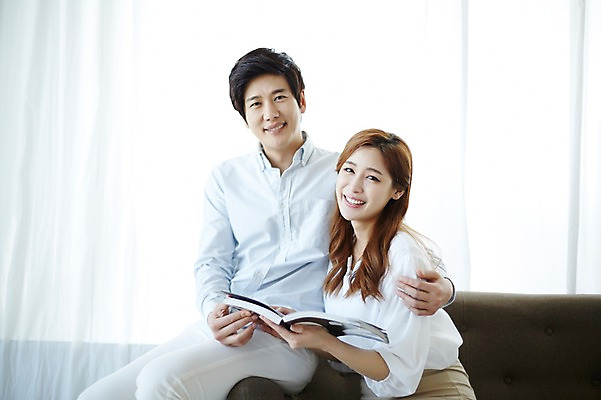 포토 JPG 스튜디오촬영 라이프스타일 부부 여자 남자 모션 실내 미소 들기 사람 앉기 동양인 상반신 성인 두명 앞모습 책 30대 소파 다정 한국인 부부라이프 장년만 성인만 국내포토 커플 뷰포인트 컨셉 의자 표정 인종 내부 생활 장년 파일형식