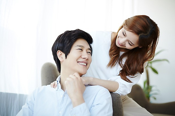 포토 JPG 스튜디오촬영 라이프스타일 부부 여자 남자 모션 실내 미소 사람 앉기 동양인 상반신 성인 두명 앞모습 30대 소파 다정 한국인 부부라이프 장년만 성인만 국내포토 커플 뷰포인트 컨셉 의자 표정 인종 내부 생활 장년 파일형식