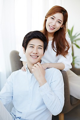 포토 JPG 스튜디오촬영 라이프스타일 부부 여자 남자 모션 실내 미소 사람 앉기 동양인 손짓 상반신 성인 두명 앞모습 30대 소파 화목 한국인 부부라이프 장년만 성인만 국내포토 커플 뷰포인트 컨셉 의자 표정 인종 내부 생활 장년 파일형식