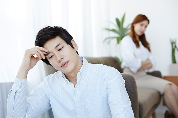 포토 JPG 스튜디오촬영 라이프스타일 부부 여자 남자 모션 실내 사람 앉기 동양인 손짓 상반신 성인 두명 30대 팔짱 한국인 싸움 부부싸움 부부라이프 장년만 성인만 국내포토 커플 인종 내부 생활 장년 파일형식