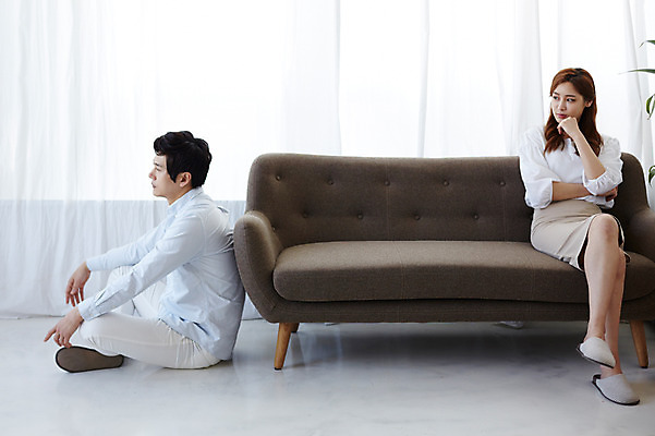 포토 JPG 스튜디오촬영 전신 라이프스타일 부부 여자 남자 모션 실내 사람 앉기 동양인 성인 두명 앞모습 옆모습 30대 소파 한국인 싸움 부부싸움 부부라이프 장년만 성인만 국내포토 커플 뷰포인트 의자 인종 내부 생활 장년 파일형식