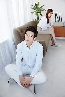 포토 JPG 스튜디오촬영 전신 라이프스타일 부부 여자 남자 모션 실내 미소 사람 앉기 동양인 성인 두명 앞모습 옆모습 30대 소파 한국인 싸움 부부싸움 부부라이프 장년만 성인만 국내포토 커플 뷰포인트 의자 표정 인종 내부 생활 장년 파일형식