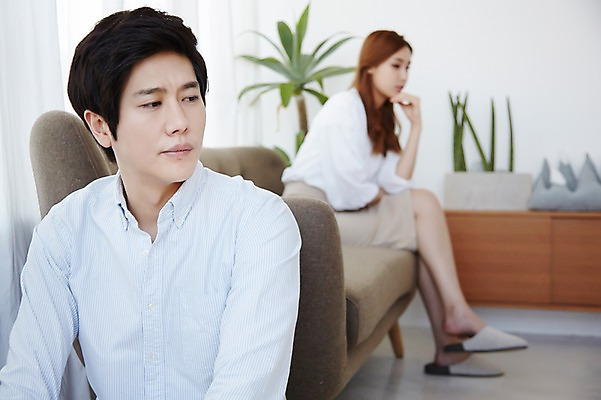 포토 JPG 스튜디오촬영 전신 라이프스타일 부부 여자 남자 모션 실내 사람 앉기 동양인 상반신 성인 두명 앞모습 옆모습 30대 소파 한국인 싸움 부부싸움 부부라이프 장년만 성인만 국내포토 커플 뷰포인트 의자 인종 내부 생활 장년 파일형식