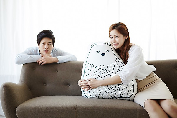 포토 JPG 스튜디오촬영 라이프스타일 부부 여자 남자 쿠션 안기 모션 실내 미소 사람 앉기 동양인 상반신 성인 두명 앞모습 30대 소파 한국인 삐침 부부라이프 장년만 성인만 국내포토 커플 감정 뷰포인트 의자 표정 인종 내부 생활 장년 파일형식