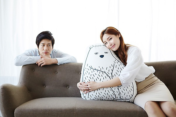 포토 JPG 스튜디오촬영 라이프스타일 부부 여자 남자 쿠션 안기 모션 실내 미소 사람 앉기 동양인 상반신 성인 두명 앞모습 30대 소파 한국인 삐침 부부라이프 장년만 성인만 국내포토 커플 감정 뷰포인트 의자 표정 인종 내부 생활 장년 파일형식