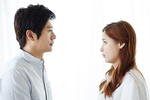 포토 JPG 스튜디오촬영 라이프스타일 부부 여자 남자 모션 실내 표정 서기 사람 동양인 상반신 성인 두명 옆모습 30대 마주보기 한국인 부부라이프 장년만 성인만 국내포토 커플 뷰포인트 인종 내부 생활 장년 파일형식