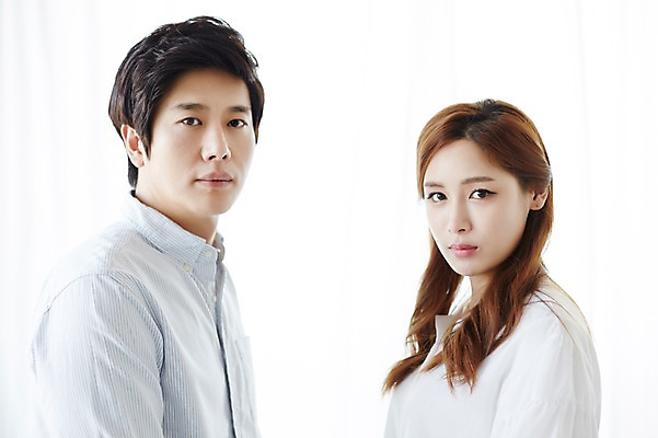 포토 JPG 스튜디오촬영 라이프스타일 부부 여자 남자 모션 실내 표정 서기 사람 동양인 상반신 성인 두명 30대 한국인 부부라이프 장년만 성인만 국내포토 커플 인종 내부 생활 장년 파일형식