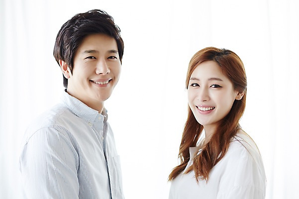 포토 JPG 스튜디오촬영 라이프스타일 부부 여자 남자 모션 실내 표정 서기 미소 사람 동양인 상반신 성인 두명 30대 한국인 부부라이프 장년만 성인만 국내포토 커플 인종 내부 생활 장년 파일형식