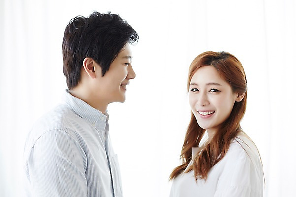 포토 JPG 스튜디오촬영 라이프스타일 부부 여자 남자 모션 실내 표정 서기 미소 사람 동양인 상반신 성인 두명 옆모습 30대 한국인 부부라이프 장년만 성인만 국내포토 커플 뷰포인트 인종 내부 생활 장년 파일형식