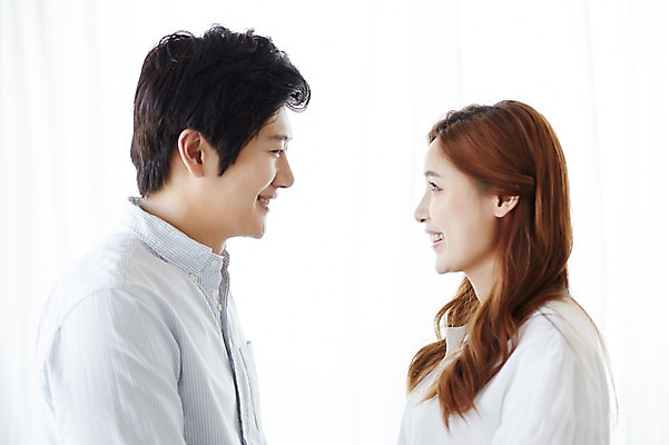 포토 JPG 스튜디오촬영 라이프스타일 부부 여자 남자 모션 실내 표정 서기 미소 사람 동양인 상반신 성인 두명 옆모습 30대 마주보기 한국인 부부라이프 장년만 성인만 국내포토 커플 뷰포인트 인종 내부 생활 장년 파일형식