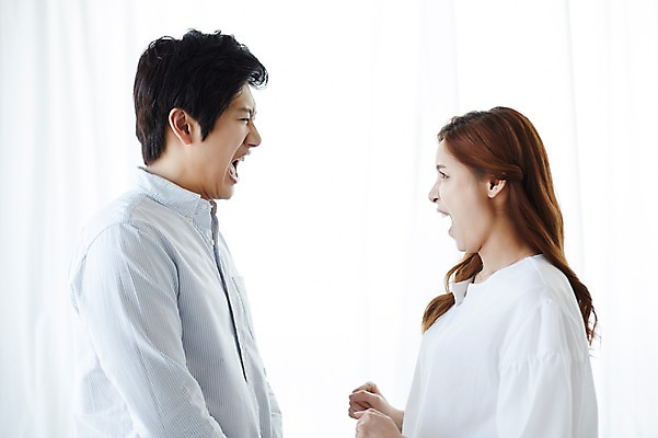 포토 JPG 스튜디오촬영 라이프스타일 부부 여자 남자 모션 실내 서기 사람 동양인 상반신 성인 두명 옆모습 30대 마주보기 외침 한국인 분노 싸움 부부싸움 부부라이프 장년만 성인만 국내포토 커플 감정 뷰포인트 인종 내부 생활 장년 소리 파일형식