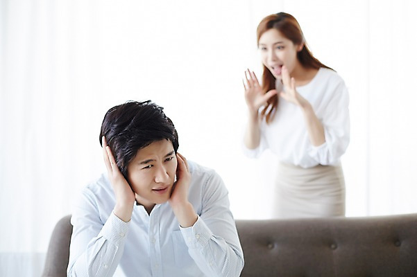 포토 JPG 스튜디오촬영 라이프스타일 부부 여자 남자 모션 실내 서기 사람 앉기 동양인 손짓 상반신 성인 두명 앞모습 아웃포커스 30대 소파 한국인 귀막기 잔소리 부부라이프 장년만 성인만 국내포토 커플 뷰포인트 의자 촬영기법 인종 내부 생활 장년 파일형식