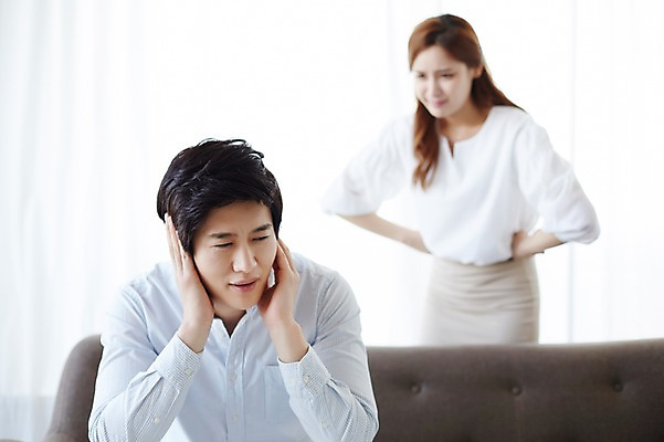 포토 JPG 스튜디오촬영 라이프스타일 부부 여자 남자 모션 실내 사람 앉기 동양인 손짓 상반신 성인 두명 앞모습 30대 소파 한국인 잔소리 부부라이프 장년만 성인만 국내포토 커플 뷰포인트 의자 인종 내부 생활 장년 파일형식