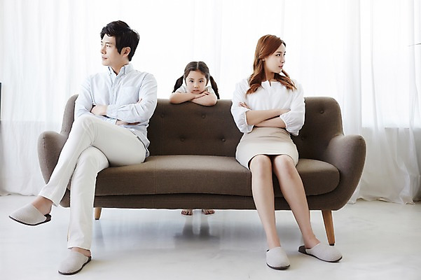 포토 JPG 스튜디오촬영 전신 라이프스타일 여자 남자 딸 행복 어린이 가족 모션 엄마 함께함 실내 서기 사람 앉기 동양인 소녀 상반신 성인 앞모습 세명 30대 팔짱 화목 한국인 가족라이프 아빠 부부싸움 국내포토 부부 감정 뷰포인트 컨셉 관계 인종 내부 생활 장년 싸움 파일형식