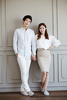 포토 JPG 스튜디오촬영 전신 라이프스타일 부부 여자 남자 허리손 모션 실내 서기 미소 사람 동양인 정장 성인 두명 앞모습 30대 손잡기 기댐 한국인 깍지 부부라이프 장년만 성인만 국내포토 커플 옷 뷰포인트 포즈 표정 인종 손짓 내부 생활 장년 파일형식