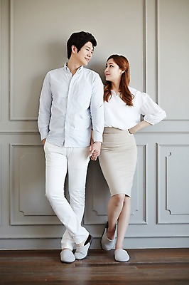 포토 JPG 스튜디오촬영 전신 라이프스타일 부부 여자 남자 모션 실내 서기 미소 사람 동양인 정장 성인 두명 앞모습 30대 손잡기 기댐 한국인 가족라이프 깍지 장년만 성인만 국내포토 커플 옷 뷰포인트 가족 표정 인종 손짓 내부 생활 장년 파일형식
