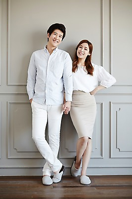 포토 JPG 스튜디오촬영 전신 라이프스타일 부부 여자 남자 허리손 모션 실내 서기 미소 사람 동양인 성인 두명 앞모습 30대 손잡기 기댐 한국인 가족라이프 깍지 장년만 성인만 국내포토 커플 뷰포인트 포즈 가족 표정 인종 손짓 내부 생활 장년 파일형식