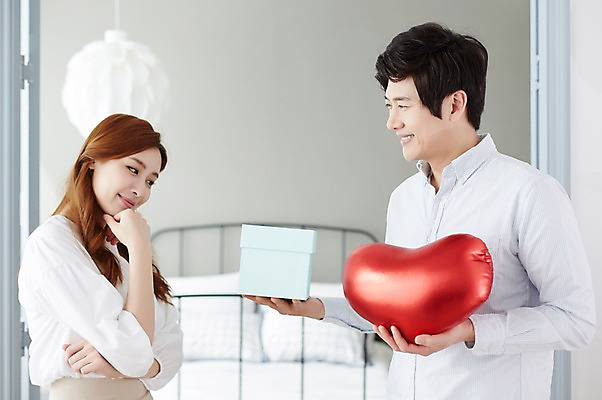 포토 JPG 스튜디오촬영 라이프스타일 부부 여자 남자 모션 실내 선물 사랑 서기 미소 들기 사람 동양인 상반신 성인 두명 옆모습 30대 침실 한국인 하트 침대 주기 부부라이프 장년만 성인만 국내포토 모양 커플 감정 뷰포인트 가구 표정 인종 내부 생활 장년 파일형식