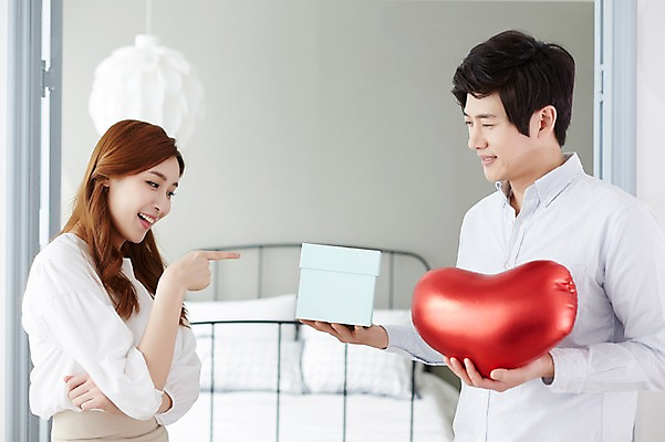 포토 JPG 스튜디오촬영 라이프스타일 부부 여자 남자 모션 실내 선물 사랑 서기 미소 들기 사람 동양인 손짓 상반신 성인 두명 옆모습 30대 침실 한국인 하트 침대 가리킴 주기 부부라이프 장년만 성인만 국내포토 모양 커플 감정 뷰포인트 가구 표정 인종 내부 생활 장년 파일형식