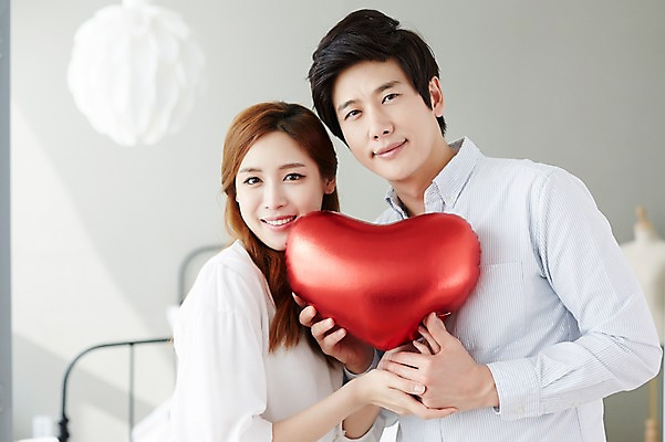 포토 JPG 스튜디오촬영 라이프스타일 부부 여자 남자 모션 실내 선물 사랑 서기 미소 들기 사람 동양인 상반신 성인 두명 앞모습 30대 손잡기 한국인 하트 부부라이프 장년만 성인만 국내포토 모양 커플 감정 뷰포인트 표정 인종 내부 생활 장년 파일형식