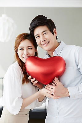 포토 JPG 스튜디오촬영 라이프스타일 부부 여자 남자 모션 실내 선물 사랑 서기 미소 들기 사람 동양인 상반신 성인 두명 앞모습 30대 손잡기 한국인 하트 부부라이프 장년만 성인만 국내포토 모양 커플 감정 뷰포인트 표정 인종 내부 생활 장년 파일형식