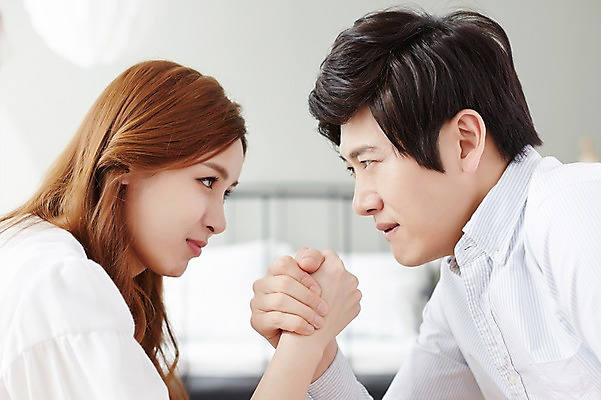 포토 JPG 스튜디오촬영 라이프스타일 부부 여자 남자 모션 실내 사람 앉기 동양인 경기 상반신 성인 두명 옆모습 30대 손잡기 한국인 팔씨름 승부 부부라이프 장년만 성인만 국내포토 커플 스포츠 뷰포인트 놀이 인종 내부 생활 장년 파일형식