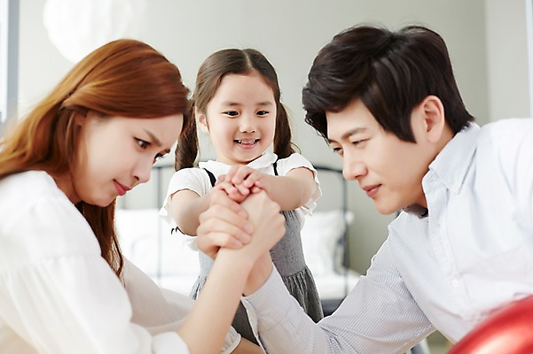 포토 JPG 스튜디오촬영 라이프스타일 여자 남자 딸 행복 어린이 가족 모션 엄마 함께함 실내 서기 사람 앉기 동양인 손짓 소녀 상반신 성인 앞모습 옆모습 세명 30대 손잡기 화목 한국인 가족라이프 아빠 싸움 팔씨름 국내포토 감정 뷰포인트 컨셉 관계 놀이 인종 내부 생활 장년 파일형식