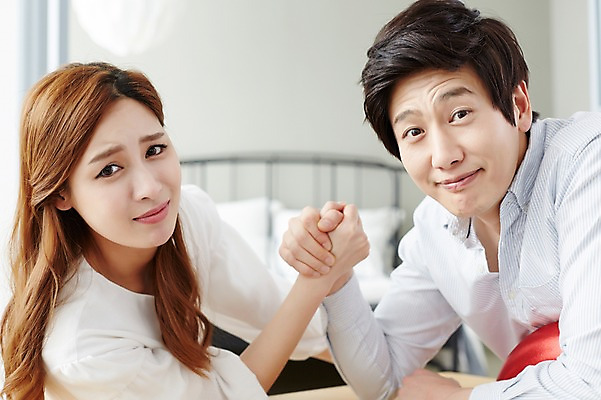 포토 JPG 스튜디오촬영 라이프스타일 부부 여자 남자 모션 실내 사람 앉기 동양인 경기 상반신 성인 두명 앞모습 30대 손잡기 침실 한국인 침대 팔씨름 부부라이프 장년만 성인만 국내포토 커플 스포츠 뷰포인트 가구 놀이 인종 내부 생활 장년 파일형식