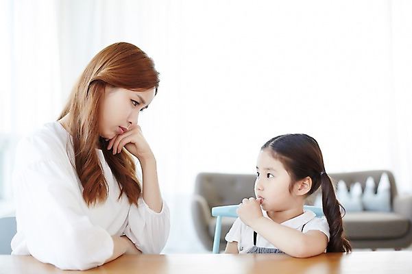 포토 JPG 스튜디오촬영 라이프스타일 여자 딸 행복 가족 모션 놀이 탁자 모녀 엄마 함께함 실내 사람 앉기 동양인 손짓 상반신 성인 두명 옆모습 30대 턱괴기 화목 한국인 가족라이프 여자만 성인여자만 장년만 장년여자만 성인만 국내포토 감정 뷰포인트 가구 컨셉 관계 인종 내부 생활 장년 파일형식