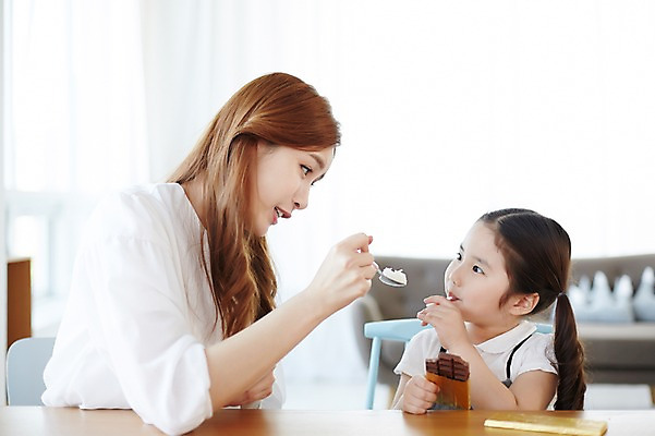 포토 JPG 스튜디오촬영 라이프스타일 여자 딸 행복 가족 모션 놀이 탁자 모녀 엄마 함께함 실내 미소 들기 사람 앉기 동양인 상반신 성인 두명 앞모습 옆모습 30대 초콜릿 숟가락 화목 한국인 가족라이프 먹기 먹여주기 여자만 성인여자만 장년만 장년여자만 성인만 국내포토 감정 뷰포인트 가구 컨셉 관계 디저트 수저 표정 인종 내부 생활 장년 파일형식