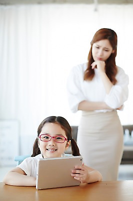 포토 JPG 스튜디오촬영 라이프스타일 여자 교육 딸 행복 안경 어린이 가족 모션 탁자 모녀 엄마 함께함 실내 서기 들기 사람 앉기 동양인 소녀 상반신 성인 두명 앞모습 30대 태블릿 화목 한국인 가족라이프 여자만 안경낌 국내포토 잡화 감정 뷰포인트 가구 컨셉 관계 인종 내부 생활 장년 전자제품 스마트기기 파일형식