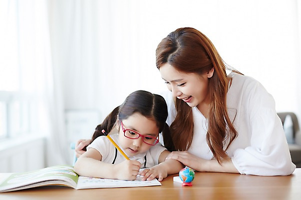 포토 JPG 스튜디오촬영 라이프스타일 여자 교육 딸 행복 안경 어린이 가족 모션 탁자 모녀 엄마 함께함 실내 서기 미소 들기 사람 앉기 동양인 소녀 상반신 성인 두명 앞모습 책 30대 연필 화목 한국인 가족라이프 여자만 안경낌 국내포토 잡화 감정 뷰포인트 가구 컨셉 관계 학용품 표정 인종 내부 생활 장년 필기구 파일형식