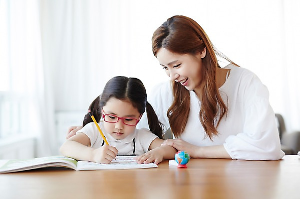 포토 JPG 스튜디오촬영 라이프스타일 여자 교육 딸 행복 안경 어린이 가족 모션 탁자 모녀 엄마 함께함 실내 서기 들기 사람 앉기 동양인 소녀 상반신 성인 두명 앞모습 책 30대 연필 화목 한국인 가족라이프 여자만 안경낌 국내포토 잡화 감정 뷰포인트 가구 컨셉 관계 학용품 인종 내부 생활 장년 필기구 파일형식