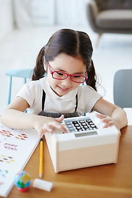 포토 JPG 스튜디오촬영 라이프스타일 여자 교육 안경 어린이 모션 탁자 실내 한명 미소 사람 앉기 동양인 소녀 상반신 앞모습 책 연필 한국인 계산기 가족라이프 여자만 여자한명만 어린이만 소녀만 소녀한명만 안경낌 국내포토 1 잡화 뷰포인트 가구 가족 문구용품 학용품 표정 인종 내부 생활 필기구 장비 파일형식